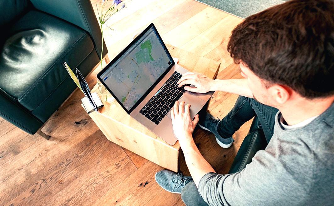 Studierende arbeiten gemeinsam an journalistischen Projekten im modernen Studio