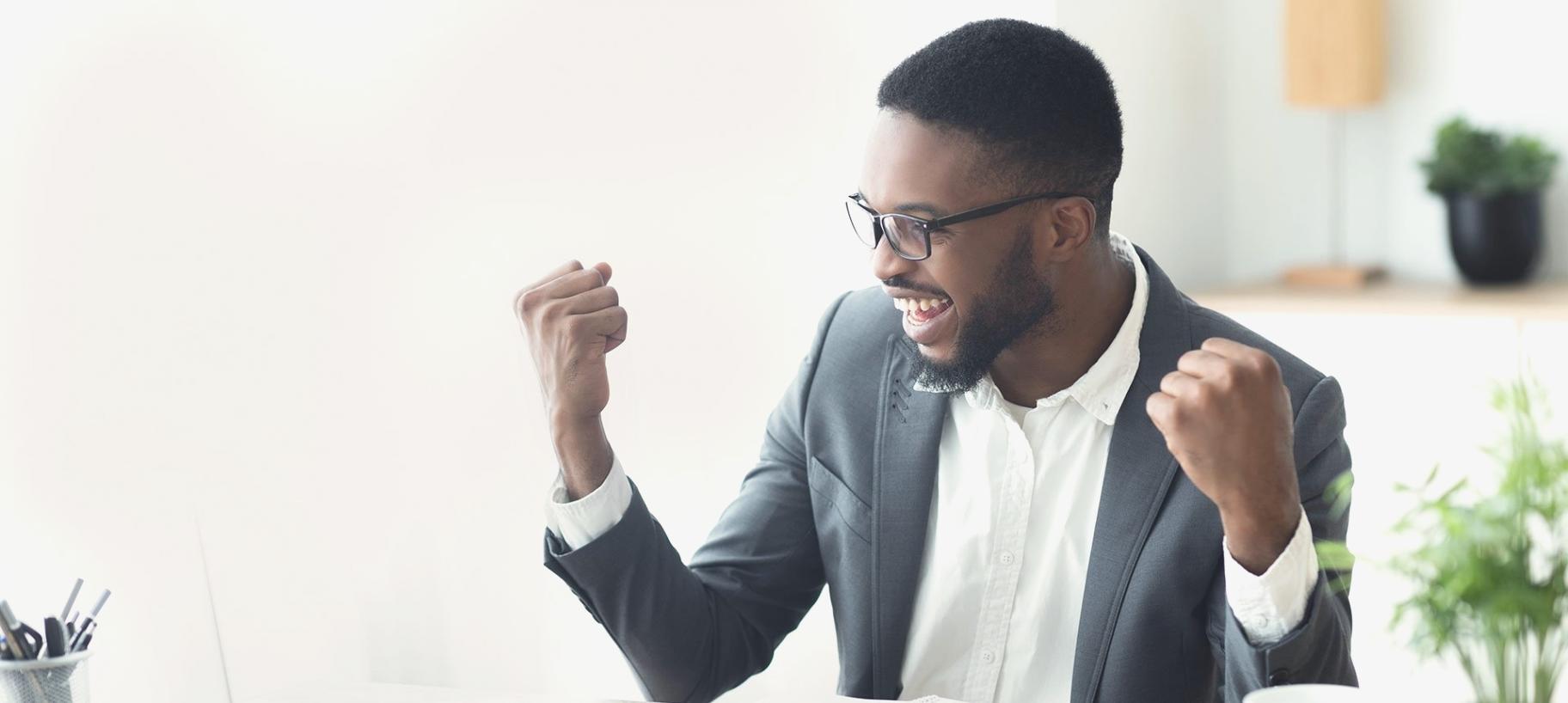 Studierende bei der Videobearbeitung mit professioneller Software