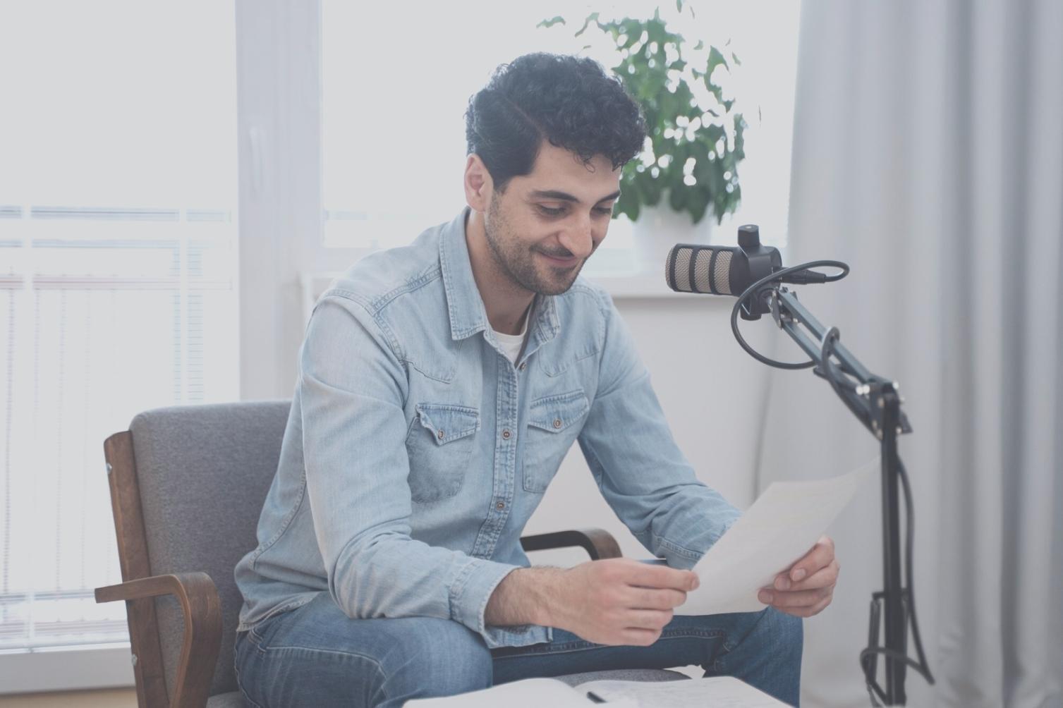 Engagiertes Team-Mitglied unterstützt Studenten bei journalistischen Kursentscheidungen